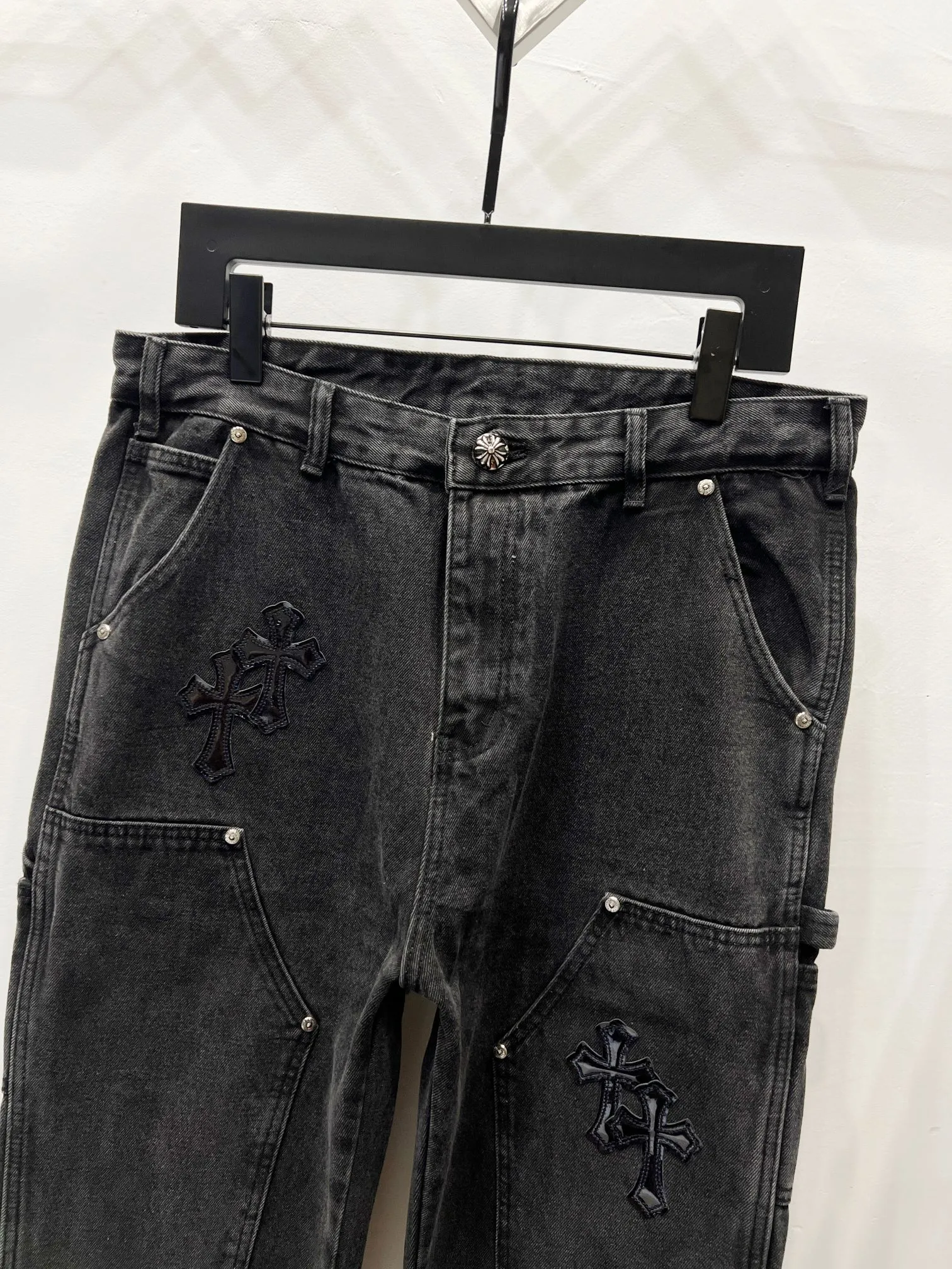 P270 Style No.: (K730) Chrome Hearts & Chrome Hearts 25FW CH workwear logging black and orange patchwork leather limited edition cow king jeans Chrome Hearts’ most popular color pants are made of beaded canvas fabric. Heavy washing makes the upper body of the fabric more textured and the pants are tall and straight! The three-dimensional cutting of the whole trousers is a masterpiece! The hardware is customized by zp. The beaded canvas fabric is thick and soft after being washed. It has good breathability. Customized small leather label. Unique design. The details are simple and elegant, and the workmanship is exquisite. The whole trousers are neatly routed and the details are in place! It’s so cool that both men and women can easily control the genderless trend!  Size: 30-32-34-36 Color: black